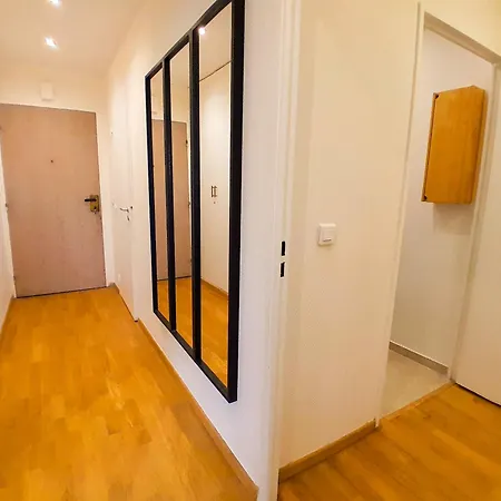 T3 Avec 2 Salles D'eau, Parking&balcon - Rer A à 3 Min Appartement